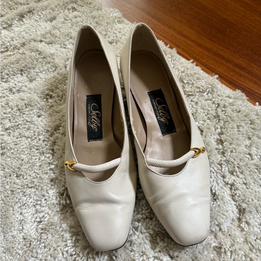 Vintage Shelby Comfort Flex Cream Shoes